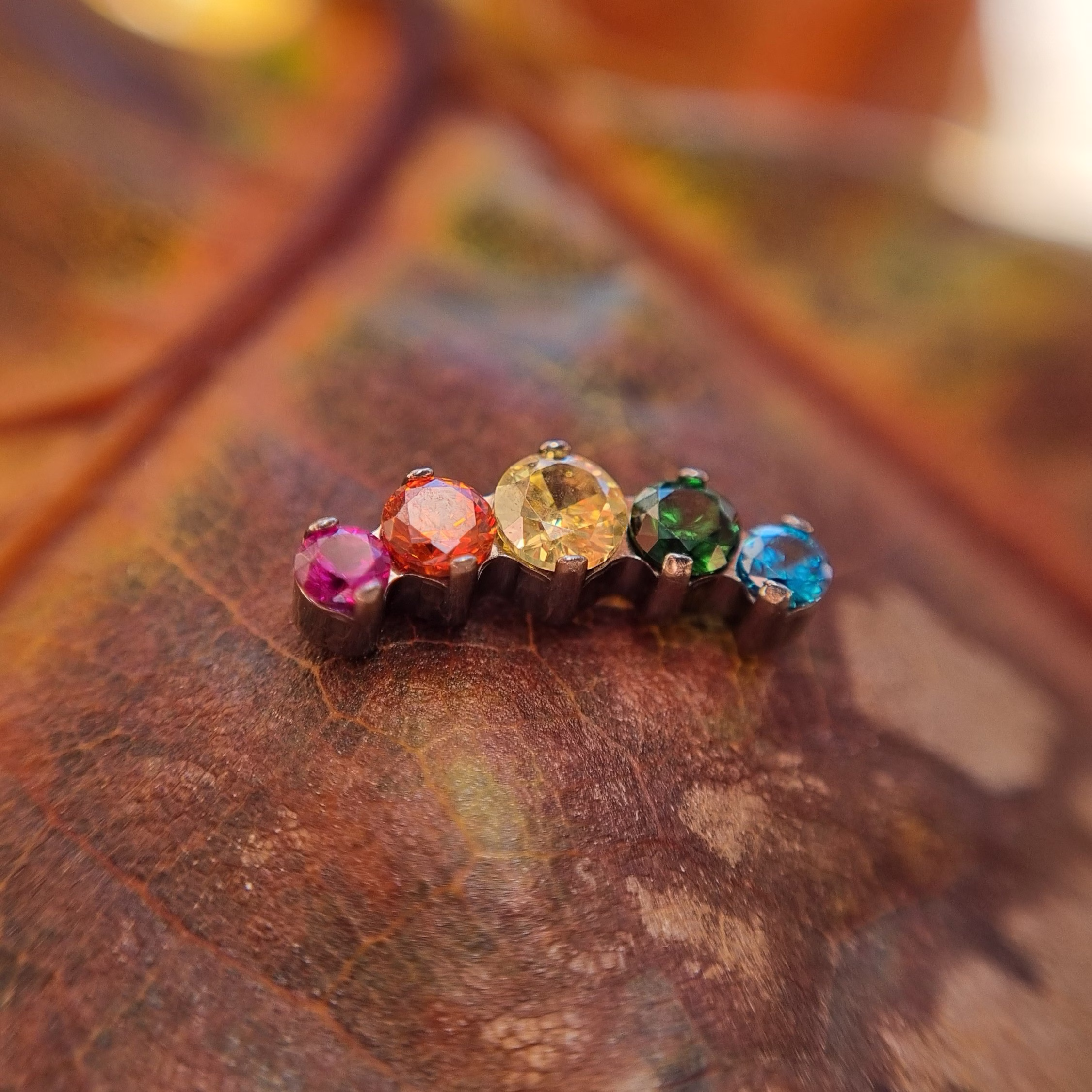 Piercing Labret y cluster prium zirconias arcoiris - Imagen 2