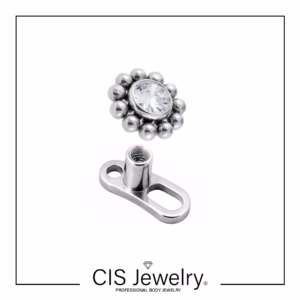 Piercing microdermal y flor filigranas